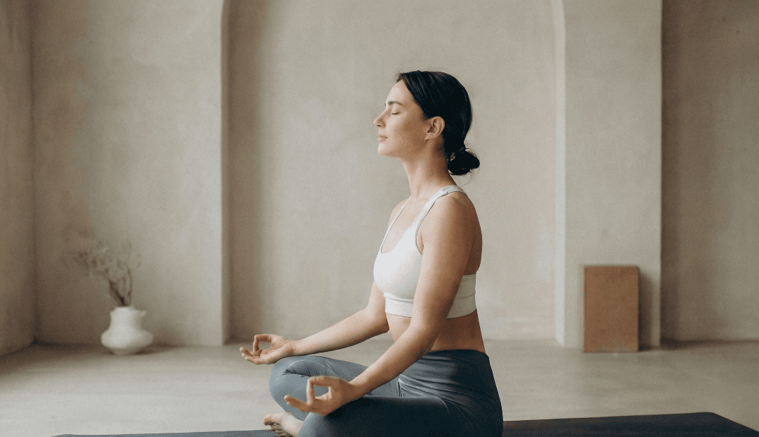 Водени медитации - жена медитира на езеро при изгрев